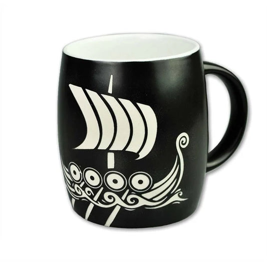 Große Kaffeetasse, Schwarz mit Wikingerschiff